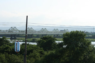 長岡の大花火　信濃川右岸（長岡駅側）から長生橋を眺める